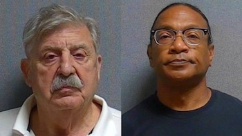 Fotografías policiales de frente de Emmanuel Mathews, con bigote y prenda blanca, y David Mattai, con anteojos y prenda negra