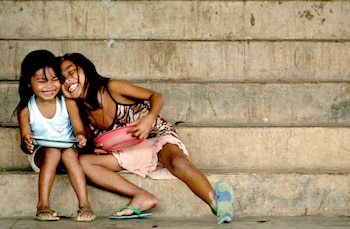 Pasar buenos ratos con amigos o familia incrementa la felicidad, demostró la ciencia Foto: (EFE/Archivo)