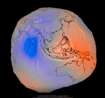 Representación tridimensional del geoide terrestre con contornos de continentes, mostrando variaciones de color azul a naranja y texto inferior