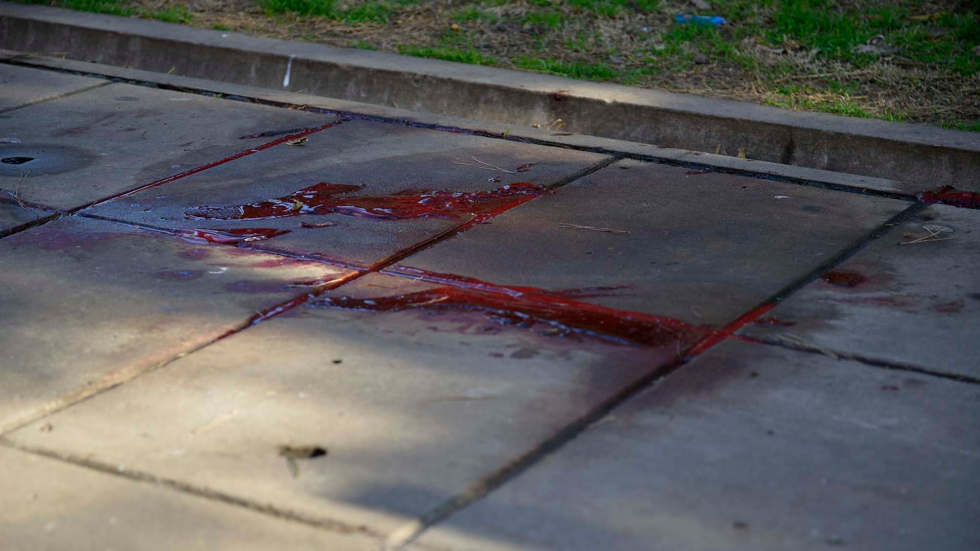 La mancha de sangre en la escena del hecho (Foto/Gustavo Gavotti)