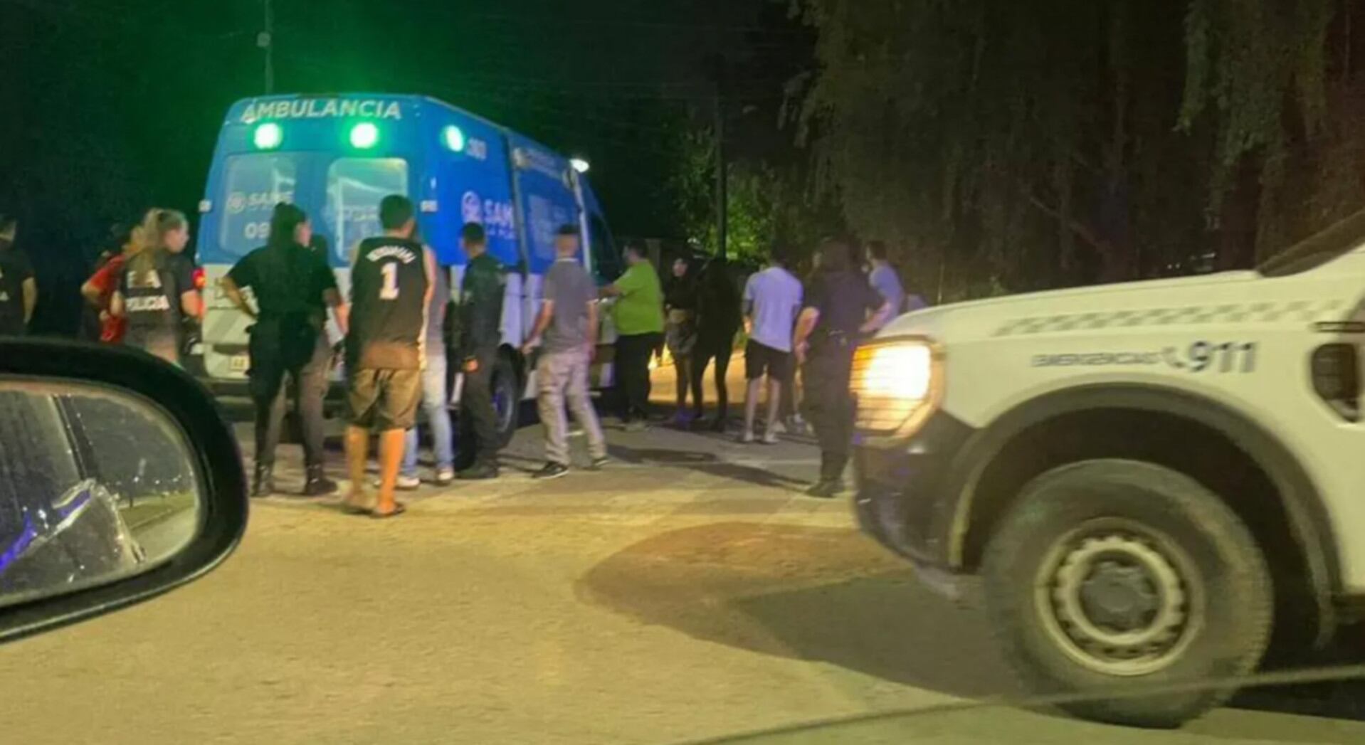 La ambulancia que trasladó a la víctima luego de ser apuñalado cuando ingresaba a su casa de La Plata (0221)