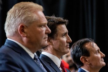 Doug Ford junto al primer