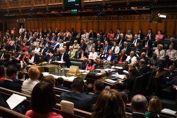 Boris Johnson dirigiéndose a los