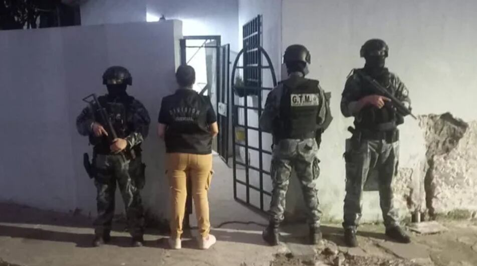 Un agente policial y una mujer fueron arrestados tras varios allanamientos en la zona sur de Rosario, donde se incautaron drogas, dinero, celulares y municiones