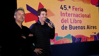 Marcelo Figueras, coautor del libro (izq.) y Juan Ignacio Boido, director de Penguin Random House (Foto: Nicolás Stulberg)