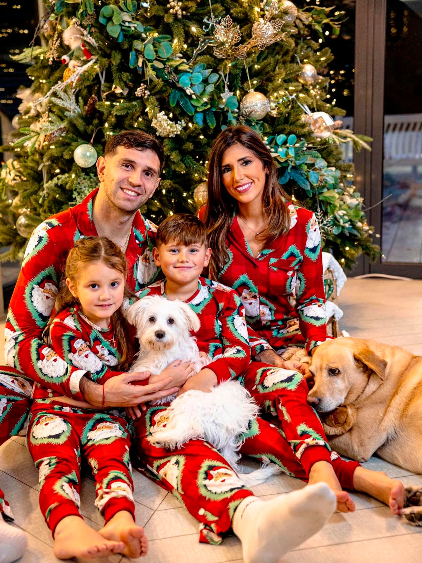 Dibu posó con su esposa Mandinha, sus hijos Santino y Ava, y sus perros