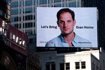 Al cumplirse un año de la detención de Evan Gershkovich, se instaló una valla publicitaria en Times Square, Nueva York, para pedir la liberación del periodista del Wall Street Journal detenido en Rusia (REUTERS/David 'Dee' Delgado)