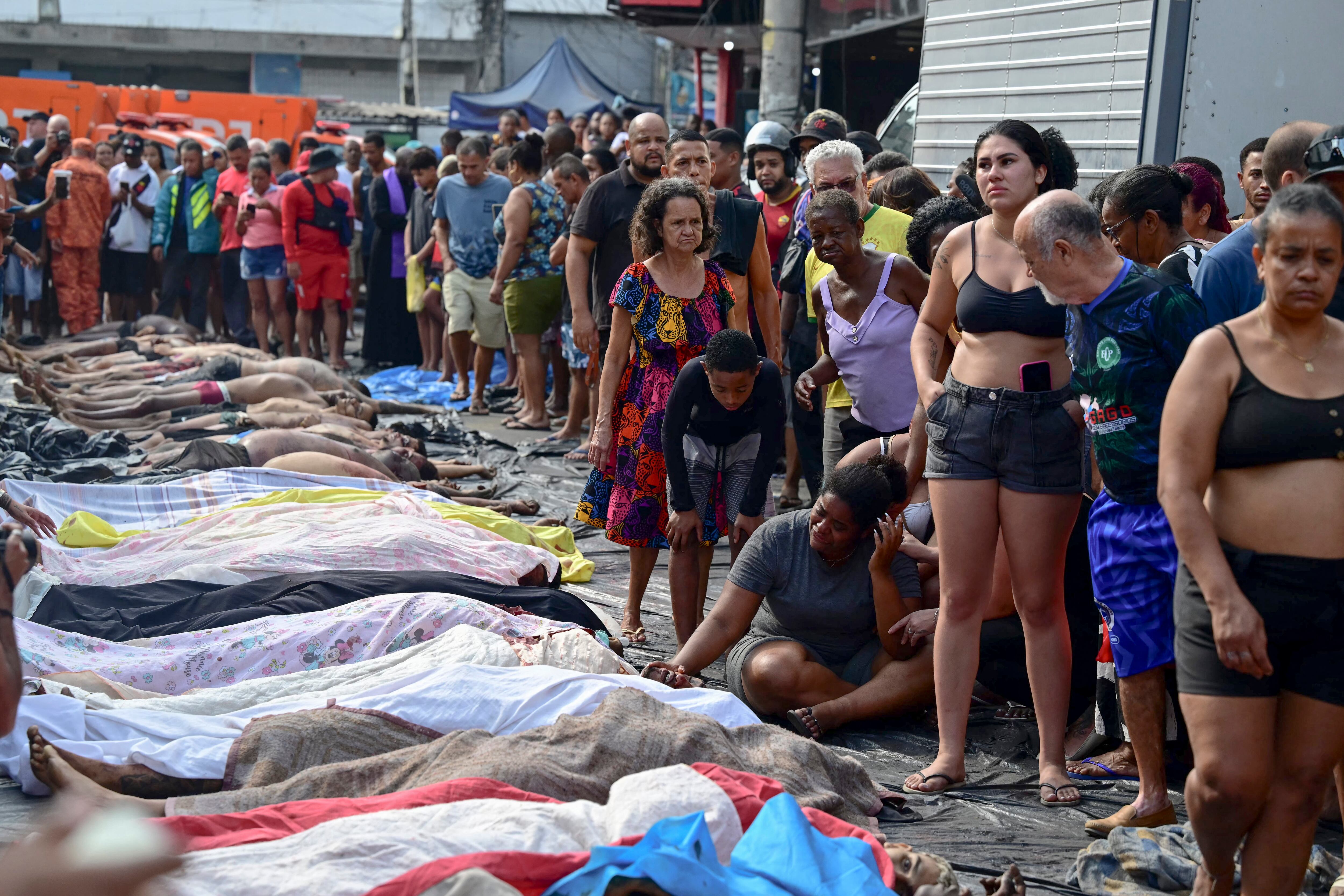 El 29 de octubre, un día después del operativo policial más sangriento en la historia de la ciudad, los residentes de una favela de Río de Janeiro alinearon más de 40 cadáveres en una plaza de su barrio humilde (Foto de Pablo Porciúncula / AFP)