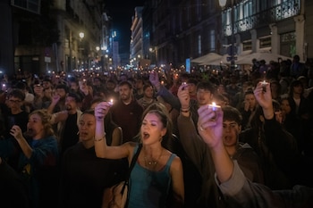 Decenas de personas muestran velas por Maricarmen frente al Congreso de los Diputados. (Fernando Sánchez/Europa Press)