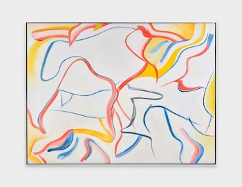 Pintura abstracta con fondo blanco y líneas fluidas en rojo, azul, amarillo y gris oscuro. Las formas sugieren una mujer y una bicicleta en movimiento