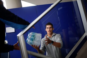 Personas distribuyen agua en Porto