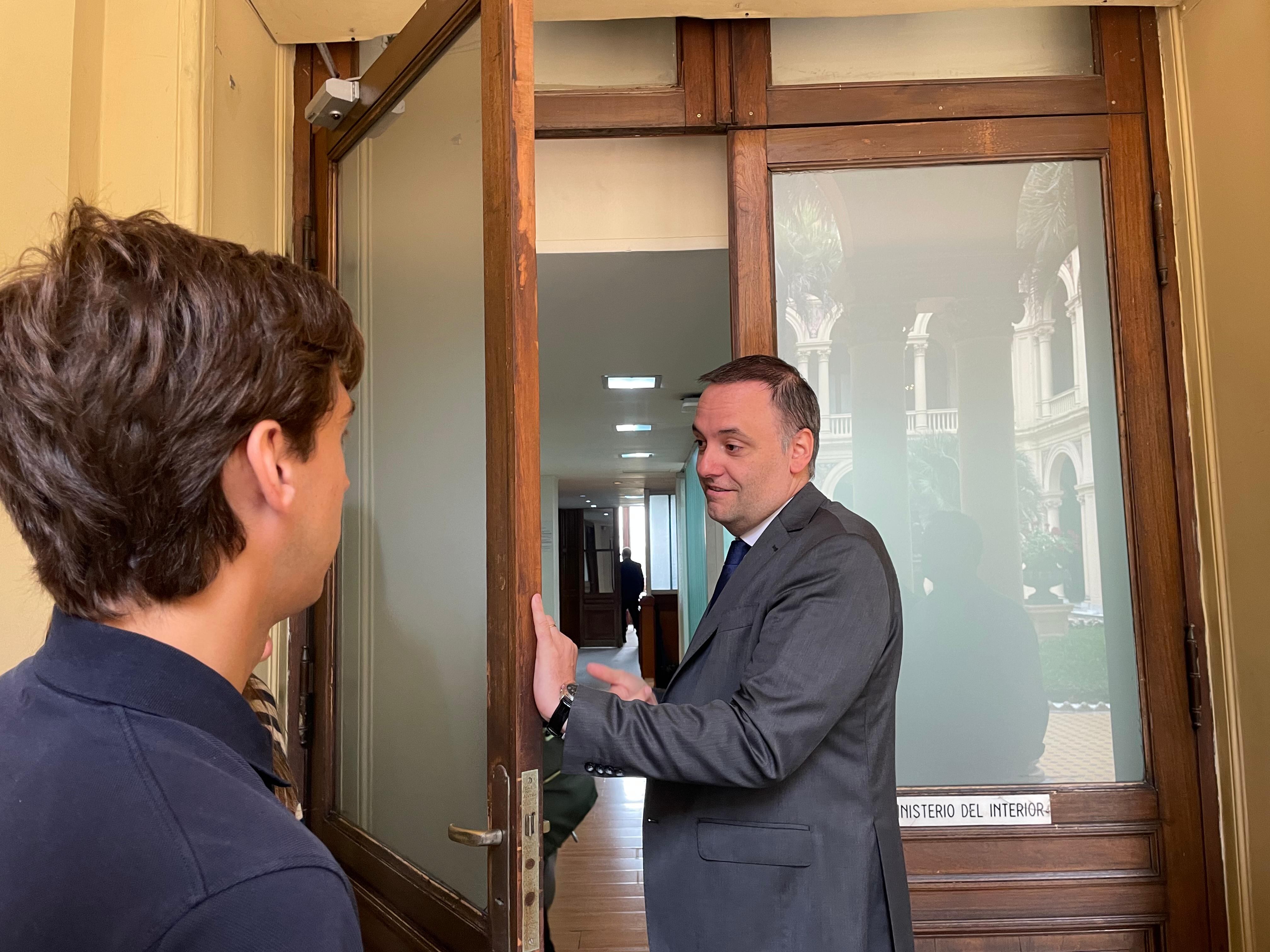 Manuel Adorni ingresa a sus nuevos despachos en la Jefatura de Gabinete, ubicada en la planta baja de Casa Rosada