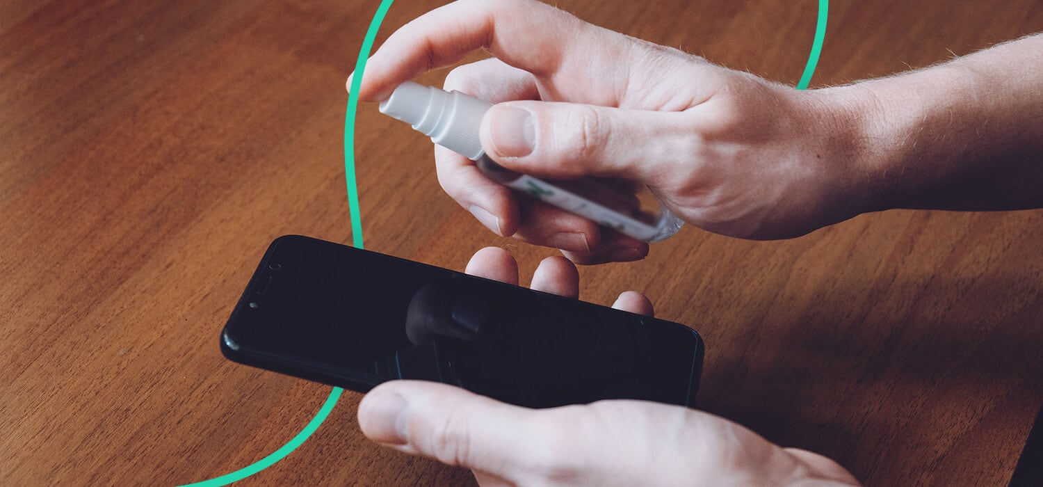 La pantalla del celular se debe limpiar usando alcohol isopropílico. (foto: Beat)