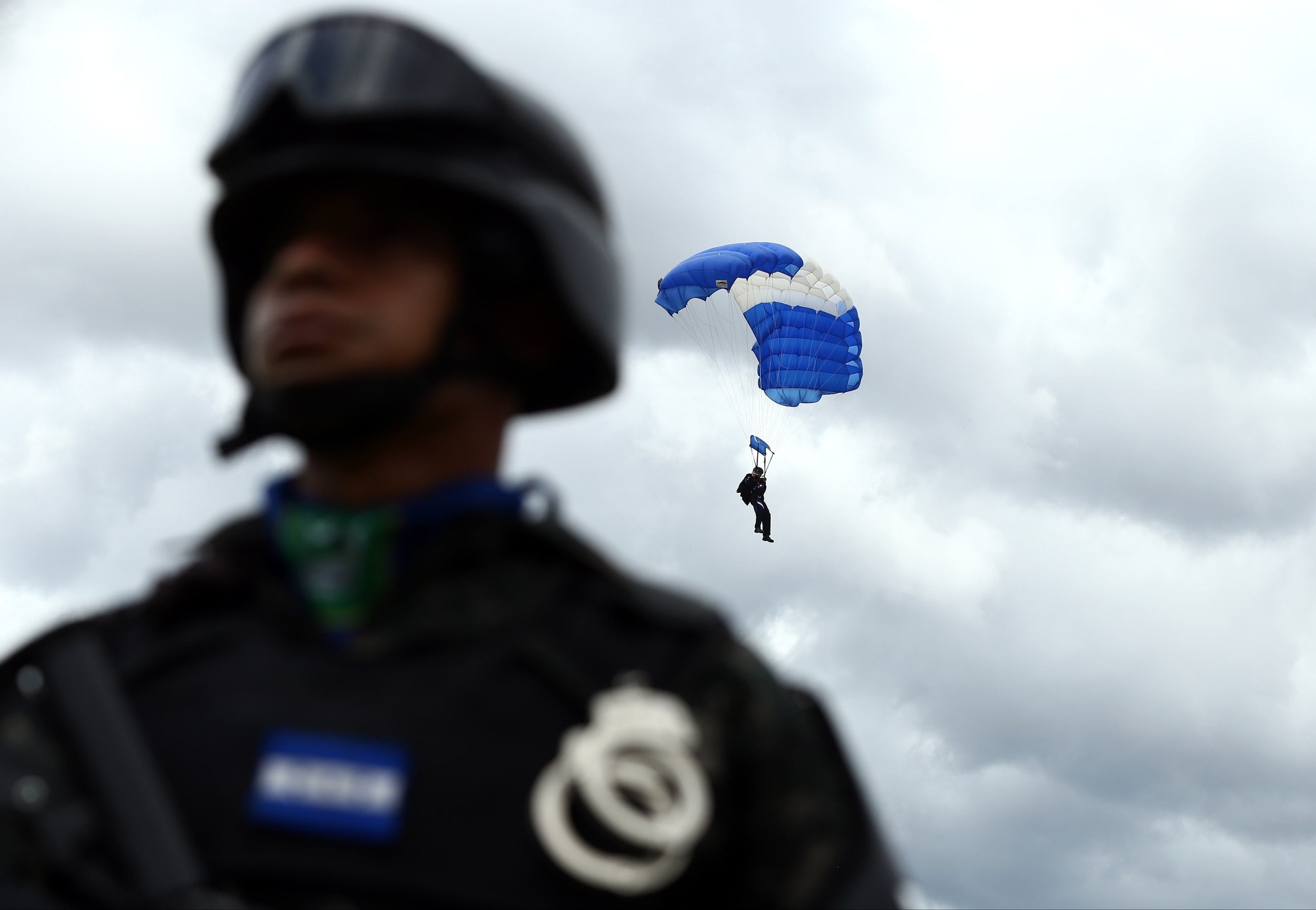 El equipo de caída libre de las Fuerzas Armadas trasladará sus exhibiciones al Campo Parada Marte, donde realizará demostraciones abiertas al público los días 5 y 12 de septiembre. (Foto: Fuerzas Armadas / Archivo)