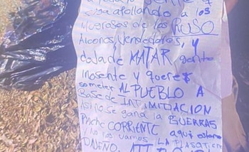 El cuerpo fue colocado al lado de un mensaje violento. (Captura de pantalla).