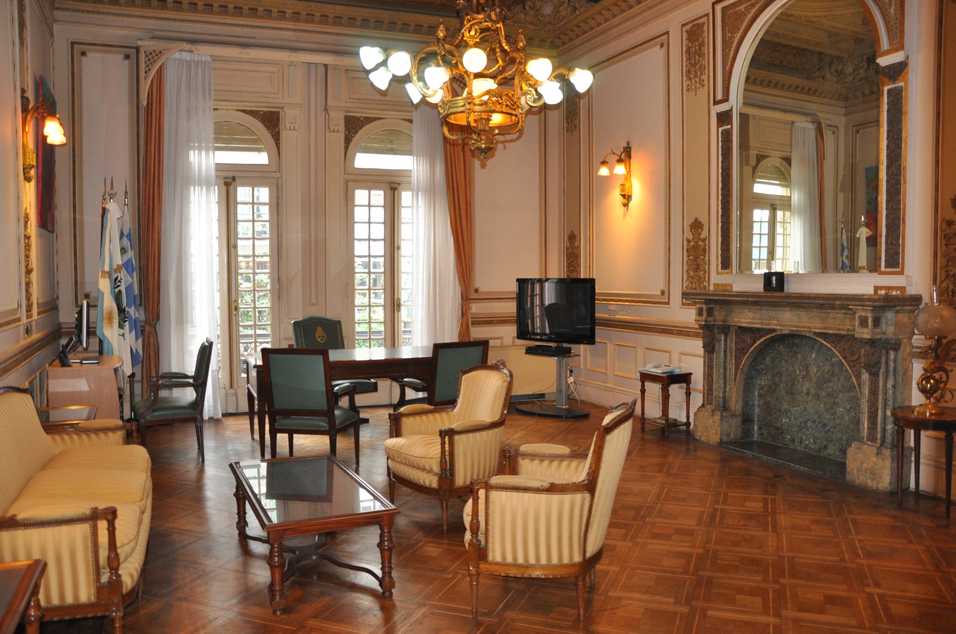 La venta del palacio reaviva el debate sobre el patrimonio estatal y las prioridades de San Luis.
