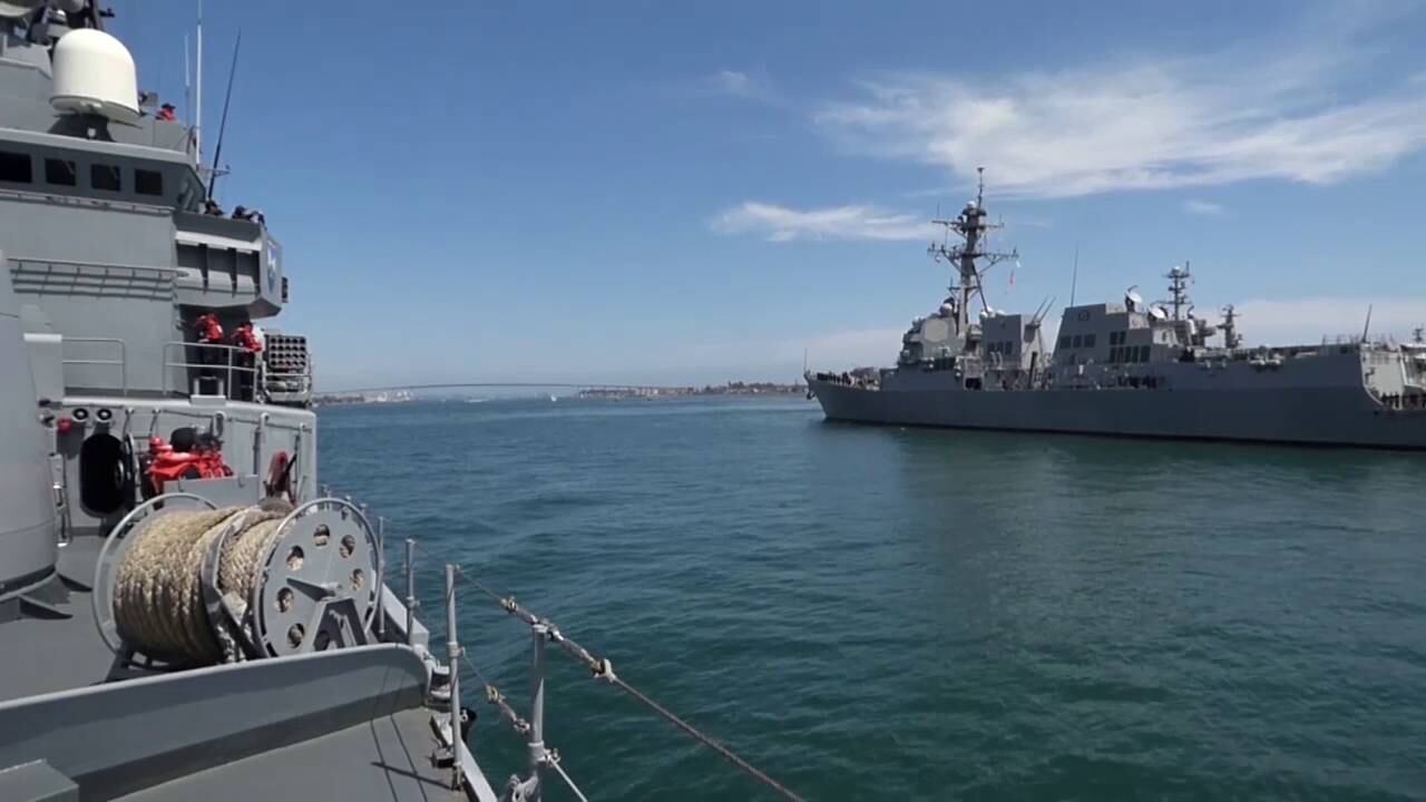 Dos imponentes unidades de la Marina de Guerra se encuentran navegando en el mar peruano.