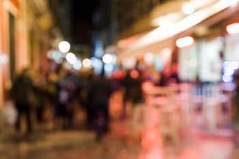 Vista borrosa de una calle de bares. (Freepik)