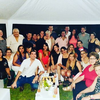 El equipo completo celebrando el