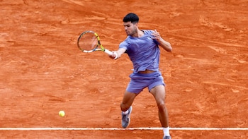 Alcaraz remonta a Cerúndolo y