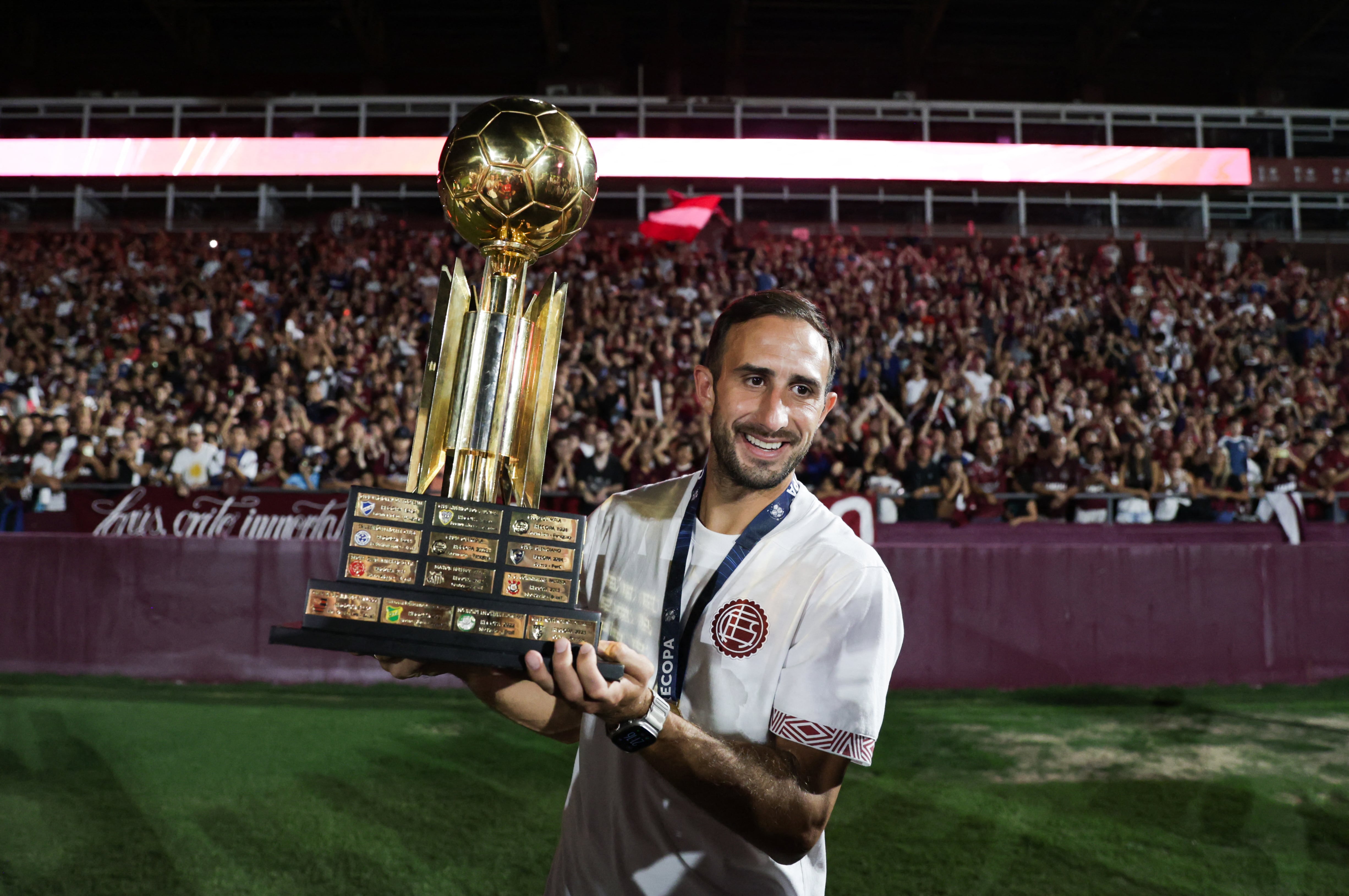 Carlos Izquierdoz, capitán y referente del equipo, con la Recopa Sudamericana que obtuvo Lanús (AFP)