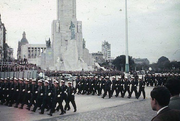 Desfile militar (Crédito: LAPRODI-ISHIR - Hirschfeld, Herbert)