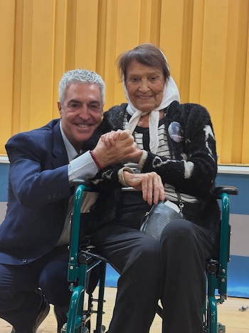 Gregorio Dalbón junto a una integrante de las Abuelas de Plaza de Mayo