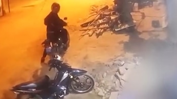 Los sicarios huyeron del lugar en dos motocicletas, según el reporte televisivo, luego de ejecutar el ataque en la puerta de la vivienda y en el interior del inmueble - Créditos: Captura de pantalla de Panamericana TV.