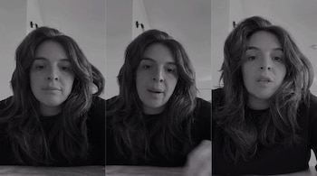 Tres retratos de una mujer con cabello largo oscuro y blusa negra, capturados desde un ángulo bajo y presentados sin marcos en tonos de gris.
