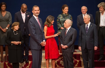 Spain's King Felipe VI and Queen Letizia (C) speak with US film director Martin Scorsese after a family picture during an audience at the Reconquinta Hotel in Oviedo, on October 19, 2018. (Photo by MIGUEL RIOPA / AFP)