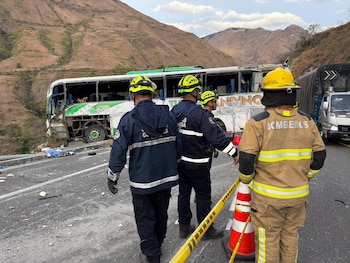 El bus turístico cubría la ruta entre Pasto e Ipiales y transportaba 39 pasajeros con destino a Ecuador - crédito EjércitoEl bus turístico cubría la ruta entre Pasto e Ipiales y transportaba 39 pasajeros con destino a Ecuador - crédito Bomberos Ipiales