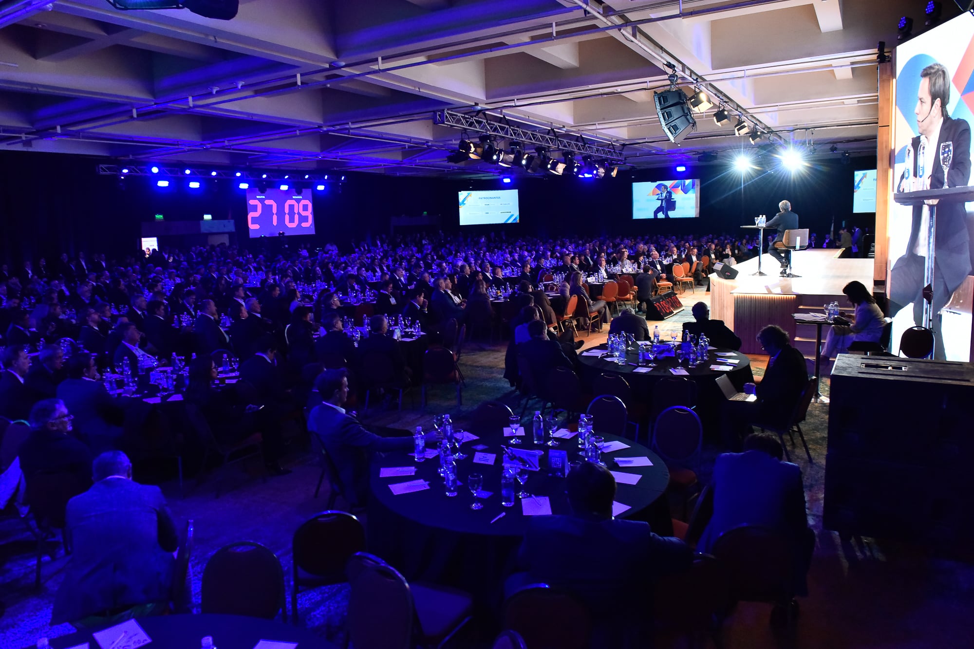 El evento reune reúne a más de 1.000 participantes, principalmente referentes del ámbito empresarial, ejecutivos de compañías nacionales e internacionales, especialistas y dirigentes políticos
Fuente IDEA