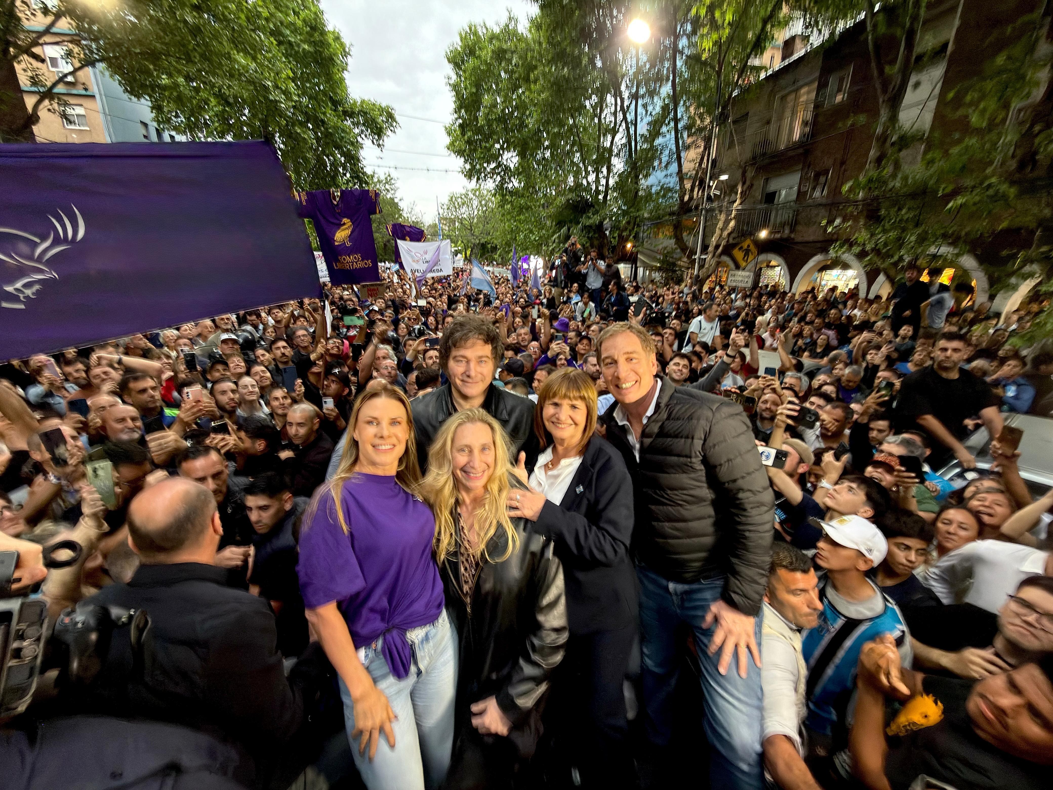 Javier Milei recorrió Tres de Febrero con sus candidatos Diego Santilli y Karen Reichardt