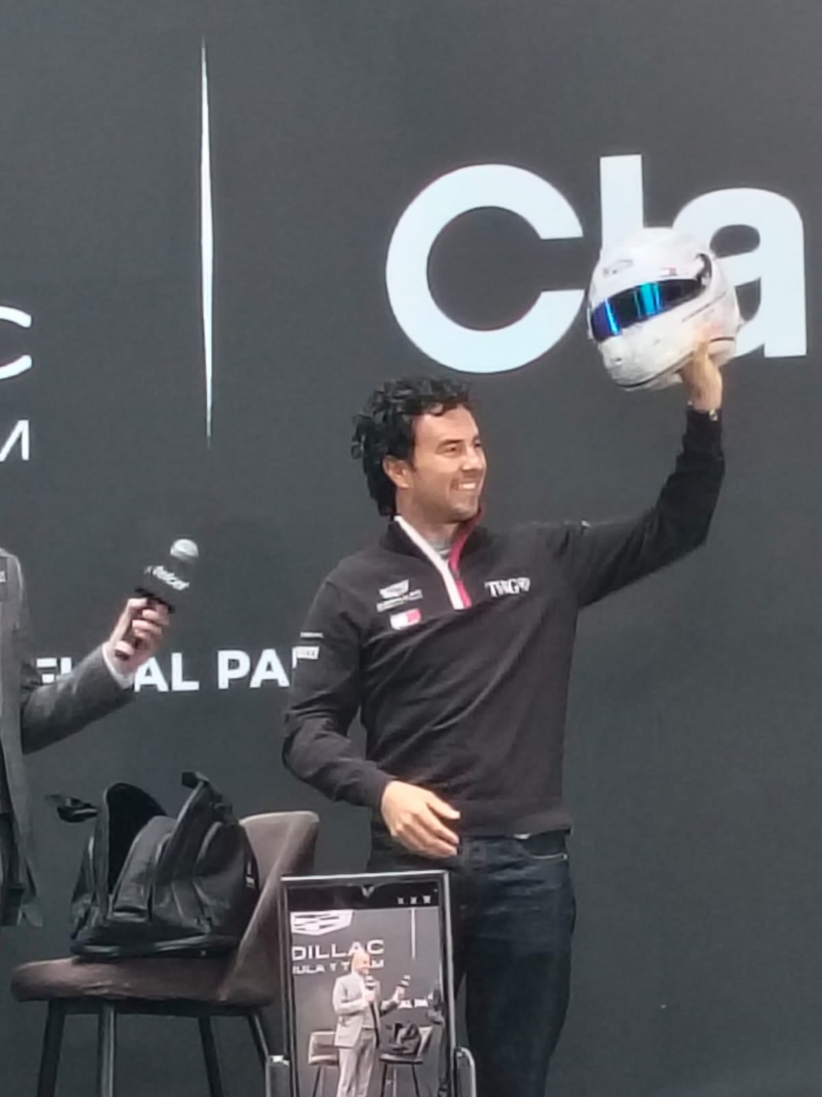 l piloto de Cadillac mostró una creación de base blanca y detalles grises que rinde homenaje a la cultura mexicana y marca un momento histórico en su carrera dentro de la máxima categoría. (Foto: Néstor Hernández=