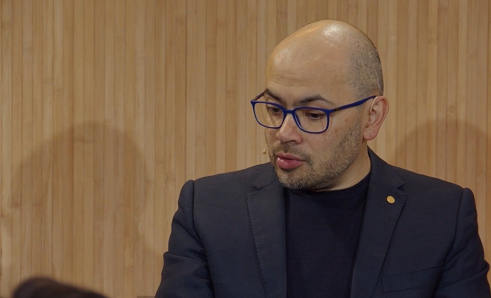 Demis Hassabis anticipó alianzas estratégicas de Google con Warby Parker, Gentle Monster y Samsung para lanzar nuevos dispositivos con IA