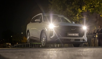 El automóvil circula a una velocidad máxima de 10 km/h dentro del parqueadero mientras identifica peatones, reductores de velocidad y otros vehículos.