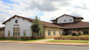 La presencia de empresas de Elon Musk en Bastrop es solo una parte de un imperio más amplio que incluye SpaceX, Tesla, y Neuralink (Wikipedia)