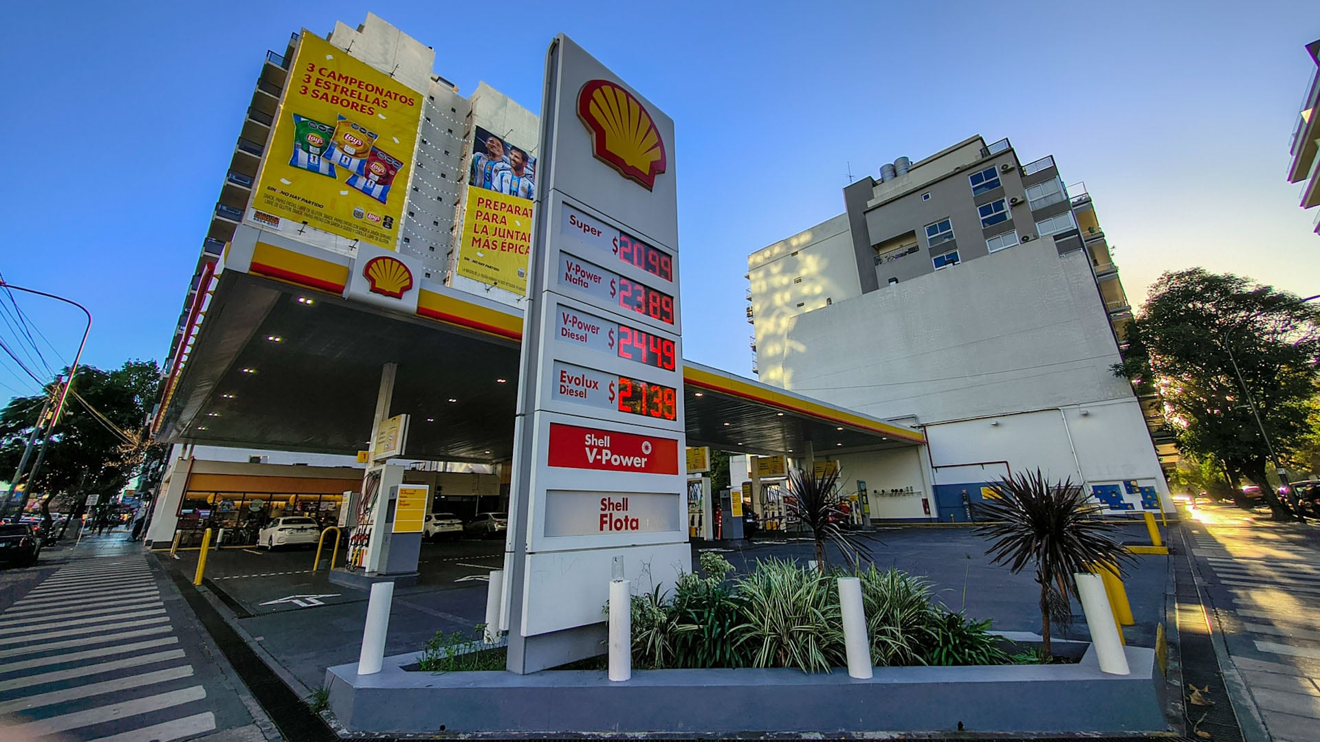 Una estación de servicio Shell (Adrian Escandar)