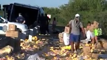 Vecinos se llevan la mercadería