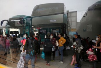 Pasajeros esperando para tomar buses