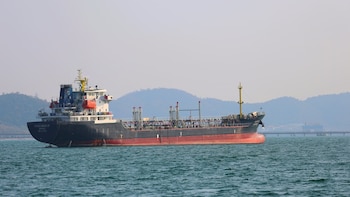 El tráfico marítimo en Ormuz cae a la mitad tras el nuevo bloqueo naval