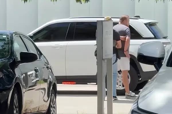 Xavier Jordan en el momento de la detención por agentes de ICE. (La Prensa Ecuador)