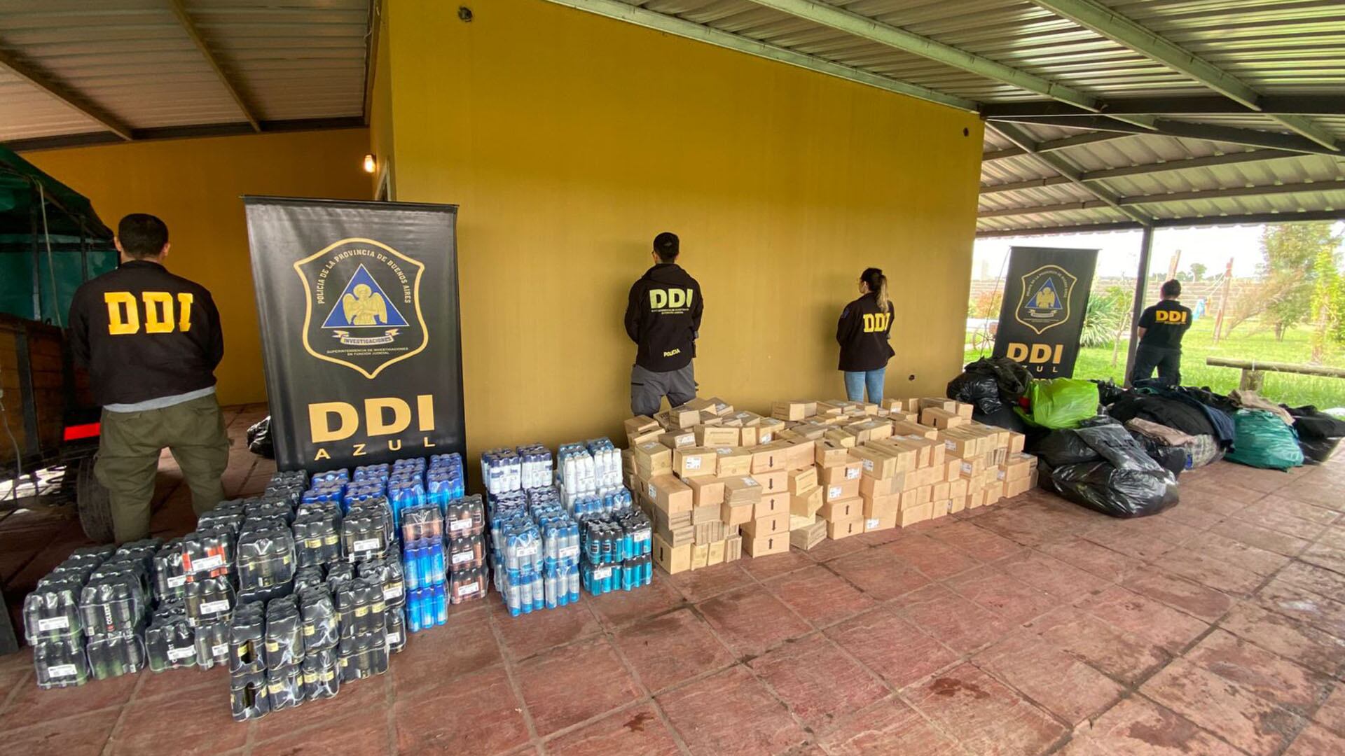 Efectivos de la DDI Azul junto a la mercadería recuperada tras desmantelar una banda acusada de robar camiones