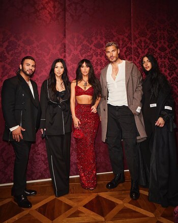 Kim Kardashian junto a sus