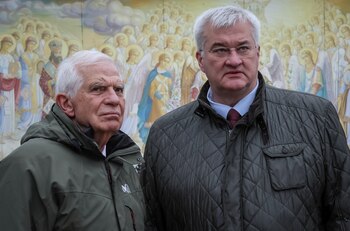 Josep Borrell junto al ministro