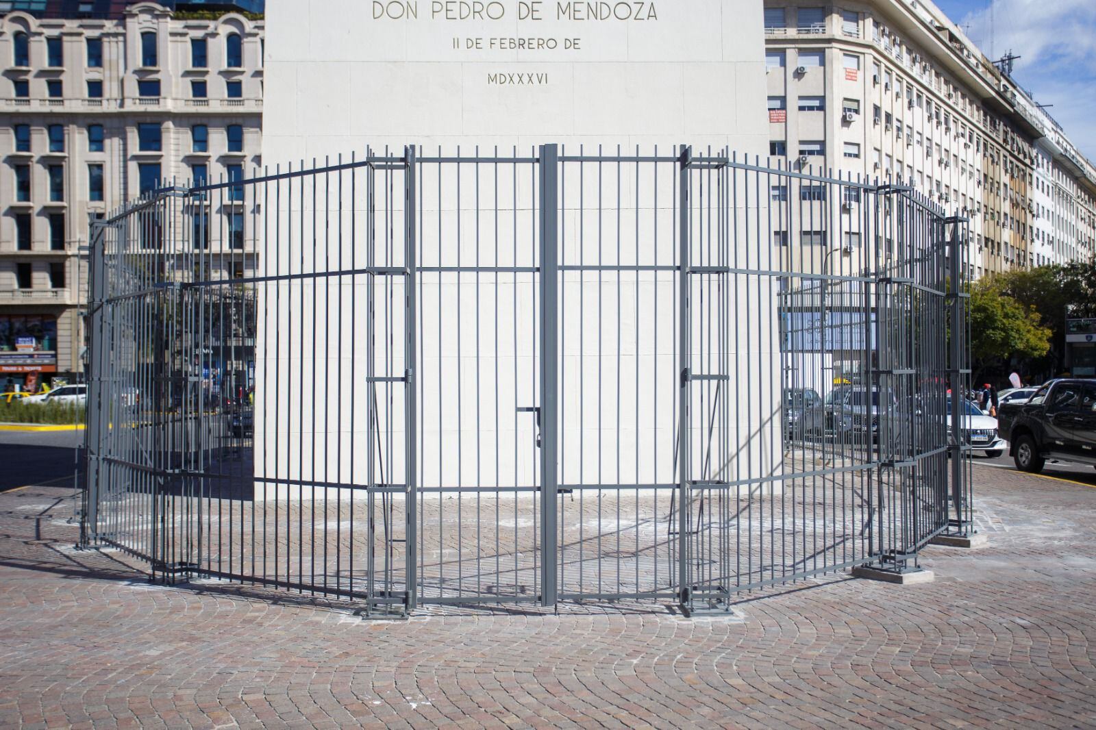 La nueva protección tiene un diseño ovalado, pensado para integrarse de forma armónica con la traza urbana del centro porteño