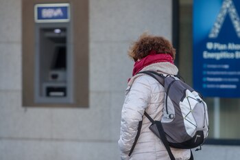 Una mujer pasea abrigada, a