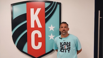 Jugó con el Piojo López, trabaja en un club top, vive en Kansas City hace 25 años y recibió una invitación especial para ver a la Selección