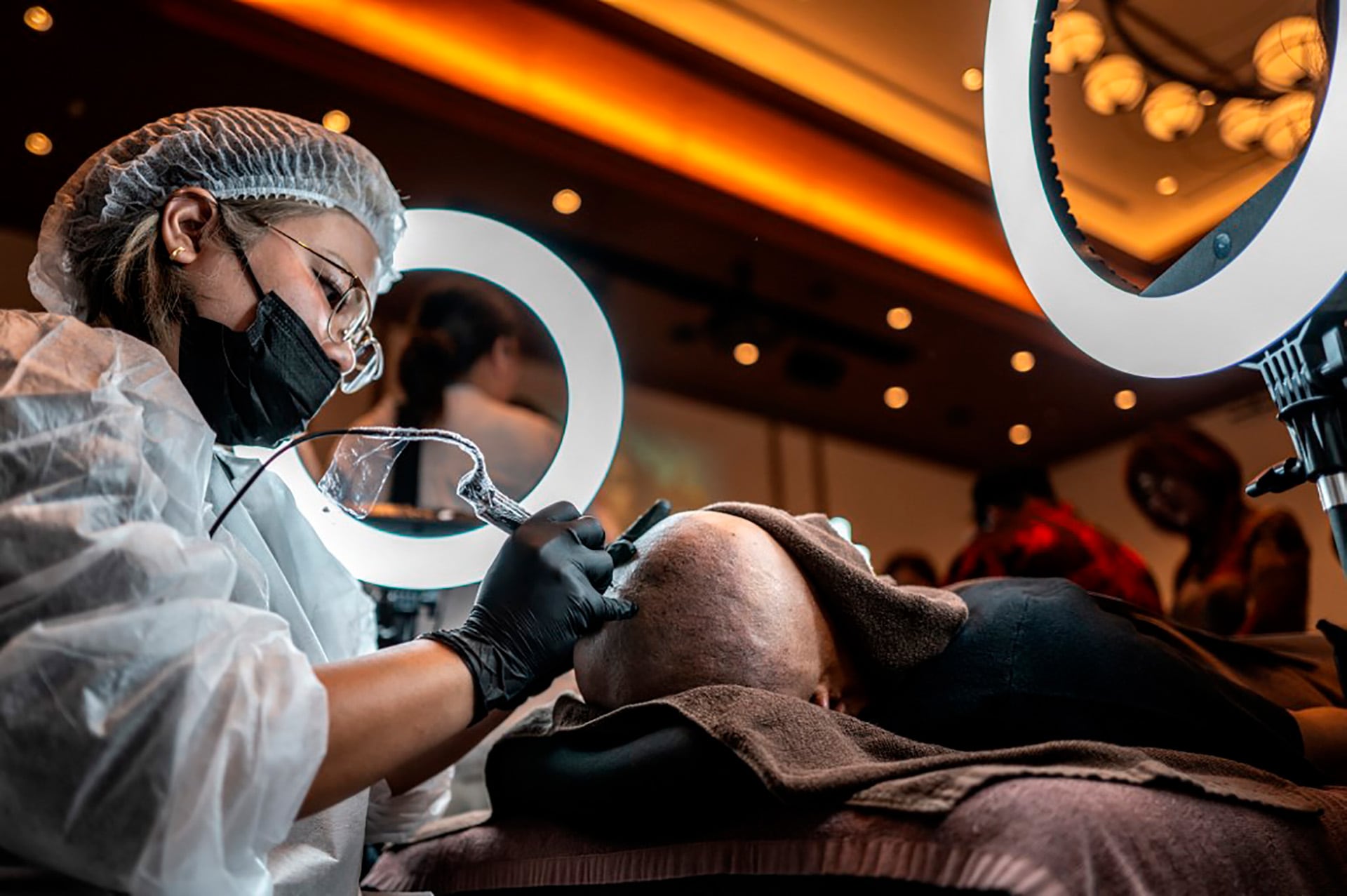 Los profesionales del sector insisten en que su oficio —que abarca desde la simulación de cabello hasta el relleno de cejas y la pigmentación de labios— es una actividad artística más propia de tatuadores y estilistas