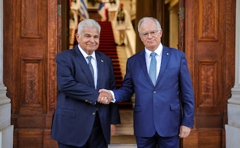 José Raúl Mulino, presidente de Panamá, y su homólogo griego, Konstantínos Tasoúlas, en el palacio presidencial de la República Helénica. (Presidencia Panamá)